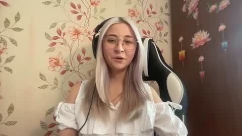 Mia online show from 06/17/26, 10:39
