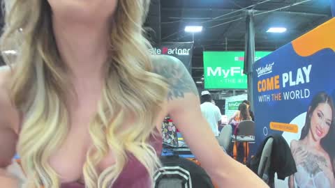 Snapshot of caseykissesxoxo chatting on 10/26/25, 06:58 casey kisses online show from 10/26/25, 06:58