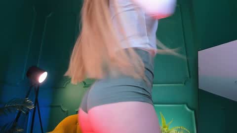 Hello my name is Cassie and my friend Nilo is also here online show from 01/03/25, 06:55