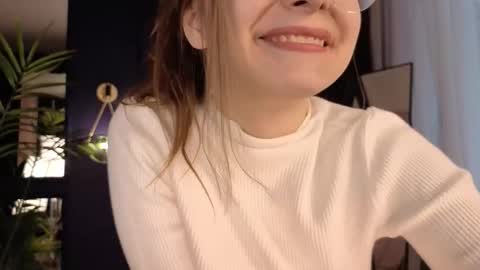 Snapshot of cassiecool chatting on 10/29/25, 01:02 assie online show from 10/29/25, 01:02