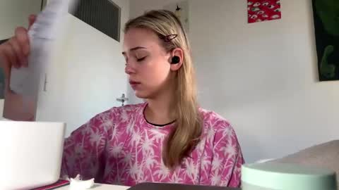 Olivia online show from 05/09/26, 05:12
