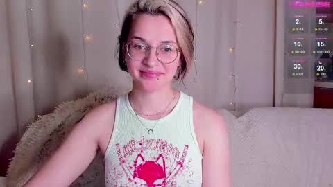 Snapshot of cassy_moore chatting on 12/05/25, 08:49 Ellie online show from 12/05/25, 08:49