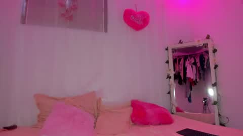 Snapshot of catalina_and_roger chatting on 01/27/25, 08:39 Cata y Roger online show from 01/27/25, 08:39