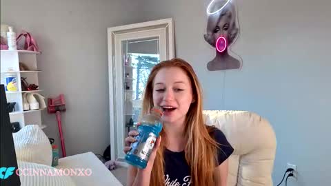 Snapshot of ccinnamon chatting on 11/24/25, 08:08 Ccinnamon online show from 11/24/25, 08:08