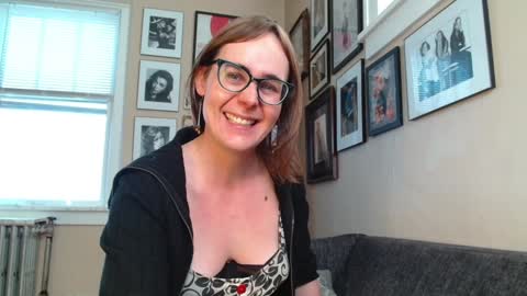 Snapshot of cecilysaintclaire chatting on 02/06/25, 04:58 Cecily Saint Claire online show from 02/06/25, 04:58