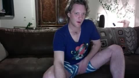 Snapshot of ceezeee chatting on 12/18/24, 01:05 ceezeee online show from 12/18/24, 01:05