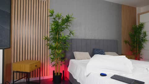 Snapshot of celestara chatting on 12/19/24, 02:13 Celestara online show from 12/19/24, 02:13