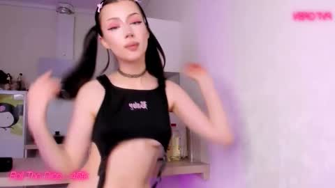 Snapshot of channeluwu chatting on 12/21/25, 10:55 Holly online show from 12/21/25, 10:55