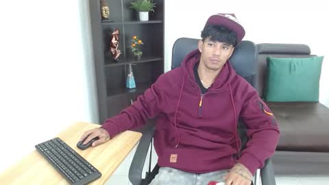 Snapshot of charlie_oconnor chatting on 01/28/25, 02:53 Charlie oconnor online show from 01/28/25, 02:53