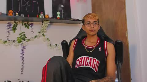 Snapshot of charlieerusso chatting on 02/10/25, 02:08 Charles Russo online show from 02/10/25, 02:08