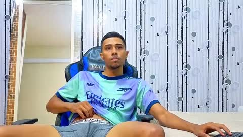 charlies_fox online show from 04/05/26, 04:15