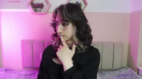 Snapshot of charlothe_dumont chatting on 06/18/26, 01:48 charlothe_dumont online show from 06/18/26, 01:48
