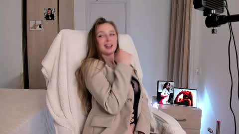 CharlottaWells online show from 11/13/25, 03:11