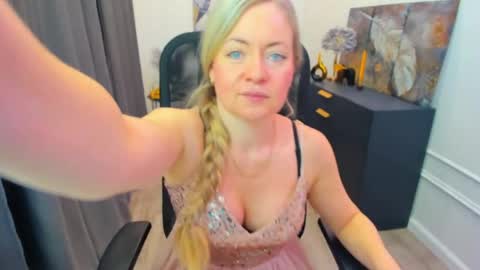 Snapshot of charlottekerti chatting on 04/09/26, 11:59 Charlotte online show from 04/09/26, 11:59