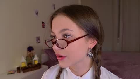 Snapshot of charming_bliss chatting on 09/20/25, 03:46 Kaylee online show from 09/20/25, 03:46