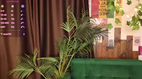 Snapshot of charming_lilly chatting on 02/01/25, 10:15 Lissa online show from 02/01/25, 10:15