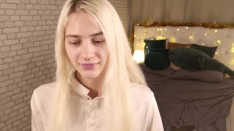 Snapshot of charmingchickk chatting on 12/18/25, 05:13 Eva online show from 12/18/25, 05:13