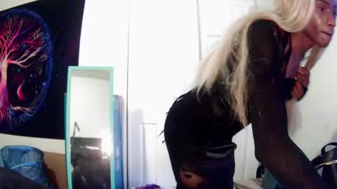 Snapshot of charr1barr chatting on 12/15/24, 06:59 Miss Chocolate online show from 12/15/24, 06:59