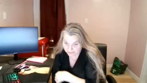 Snapshot of chealsiek chatting on 10/27/25, 12:15 chealsiek online show from 10/27/25, 12:15