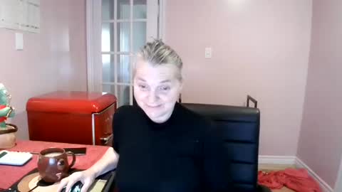 Snapshot of chealsiek chatting on 11/23/25, 03:23 chealsiek online show from 11/23/25, 03:23