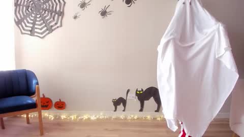 Regina Phalange online show from 10/29/25, 08:21