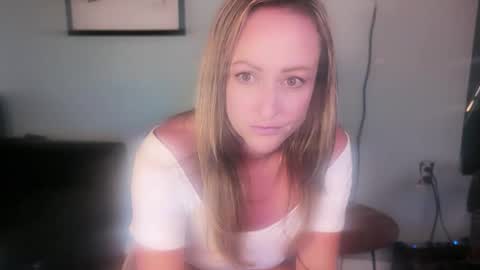 Snapshot of chelseelynn chatting on 10/22/25, 04:24 chelsee lynn online show from 10/22/25, 04:24