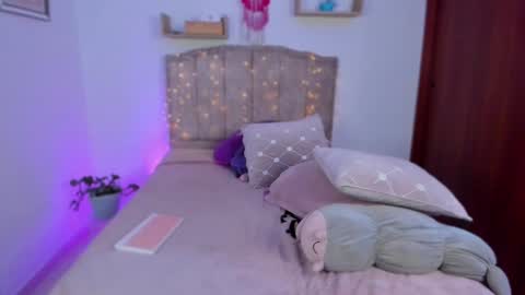 Snapshot of cherries_and_wine_ chatting on 12/07/24, 07:10 cherries_and_wine_ online show from 12/07/24, 07:10