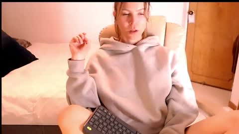 Snapshot of cherrycoloured chatting on 11/20/25, 02:34 Anna online show from 11/20/25, 02:34