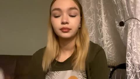 Snapshot of cherryleija chatting on 12/16/25, 02:33 Lei online show from 12/16/25, 02:33