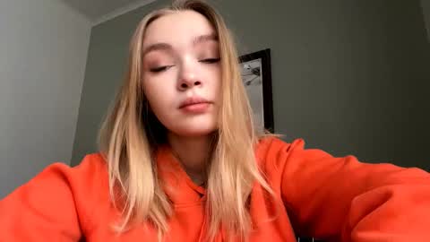 Snapshot of cherryleija chatting on 12/18/25, 03:23 Lei online show from 12/18/25, 03:23