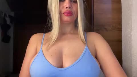 Snapshot of chicasexylatina777 chatting on 11/22/25, 10:09 sexypau online show from 11/22/25, 10:09