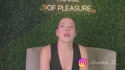 Snapshot of chloe_dee_ chatting on 09/15/25, 11:54 Chloe online show from 09/15/25, 11:54