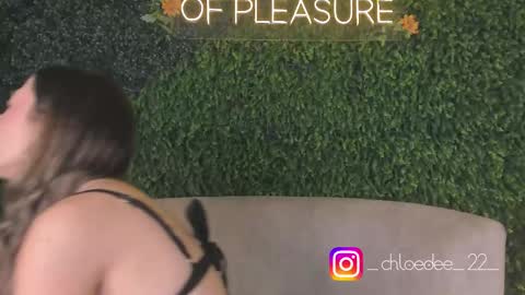 Snapshot of chloe_dee_ chatting on 09/18/25, 11:56 Chloe online show from 09/18/25, 11:56