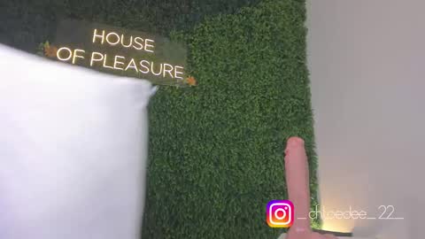 Snapshot of chloe_dee_ chatting on 09/22/25, 12:07 Chloe online show from 09/22/25, 12:07