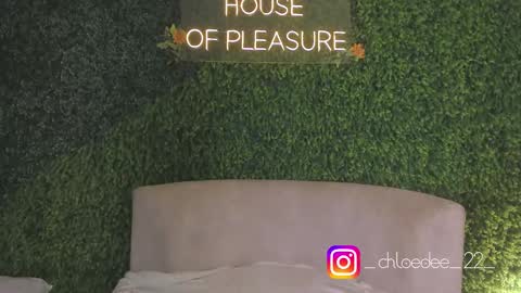 Snapshot of chloe_dee_ chatting on 10/03/25, 12:57 Chloe online show from 10/03/25, 12:57