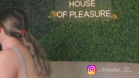 Snapshot of chloe_dee_ chatting on 10/06/25, 12:13 Chloe online show from 10/06/25, 12:13