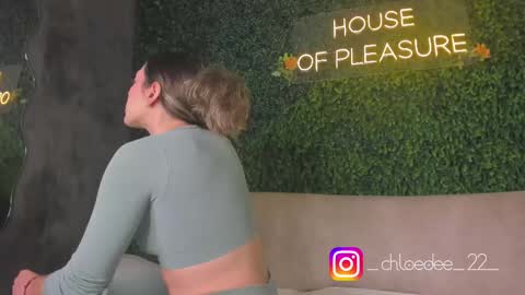 Snapshot of chloe_dee_ chatting on 10/11/25, 12:36 Chloe online show from 10/11/25, 12:36