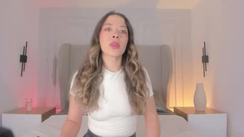 Snapshot of chloe_dee_ chatting on 11/18/25, 11:47 Chloe online show from 11/18/25, 11:47