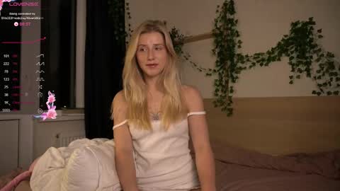 Snapshot of chloe_guidry chatting on 10/26/25, 04:18 Arianaa Mourrr online show from 10/26/25, 04:18