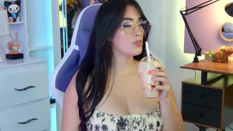 Snapshot of chloe_rem chatting on 09/11/25, 12:11 . online show from 09/11/25, 12:11