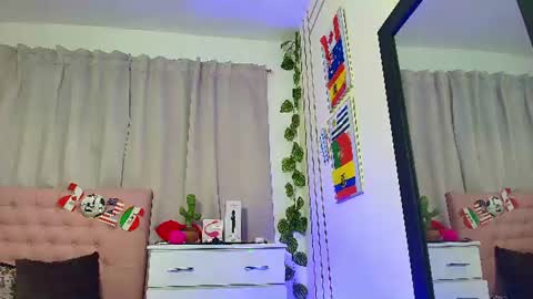 Snapshot of chloe_swarts chatting on 07/19/26, 01:42 Lulu online show from 07/19/26, 01:42
