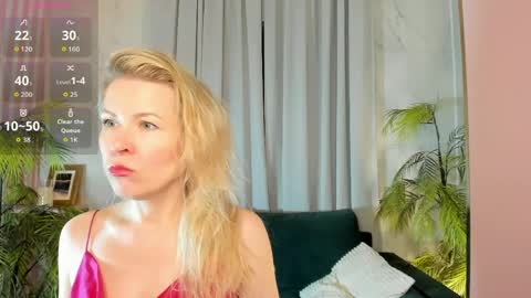 Snapshot of chloeblurr chatting on 04/19/26, 11:42 Julia online show from 04/19/26, 11:42