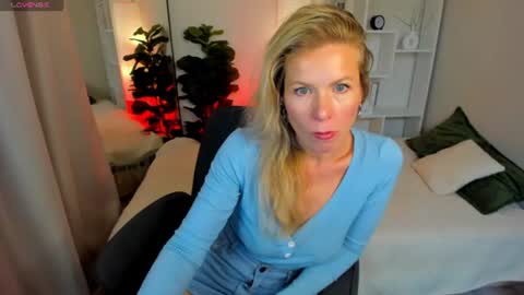 Snapshot of chloeblurr chatting on 06/18/26, 06:56 Julia online show from 06/18/26, 06:56