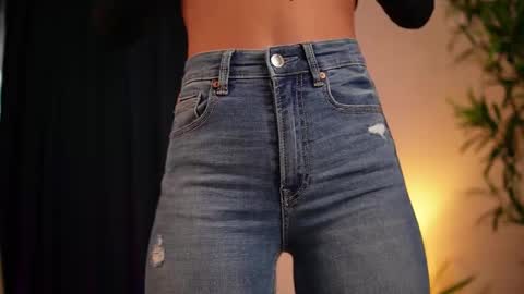 chloemin_ online show from 11/10/25, 07:07