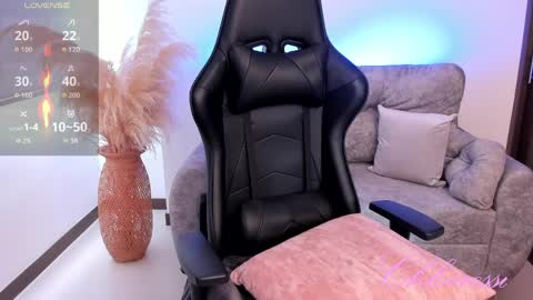 Laura online show from 04/10/26, 07:07