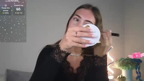 Snapshot of chloi_hes chatting on 10/23/25, 11:09 chloi_hes online show from 10/23/25, 11:09