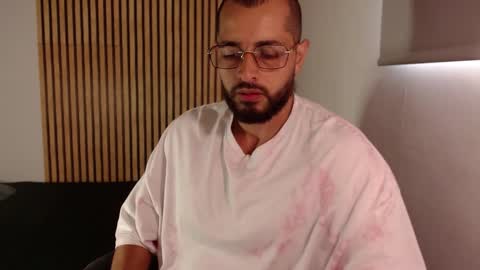 cris         Twitter magnum101010 insta magnumc20 online show from 10/24/25, 03:08