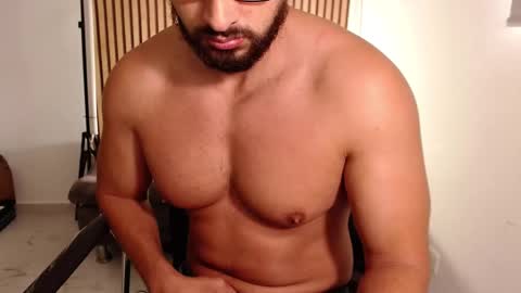 cris         Twitter magnum101010 insta magnumc20 online show from 12/19/25, 03:30