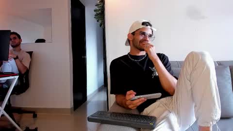 Im Chirs IM MODEL INDEPENDT online show from 12/15/25, 06:45