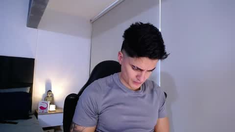 Snapshot of christianvalenzia chatting on 11/14/25, 01:43 Christian online show from 11/14/25, 01:43